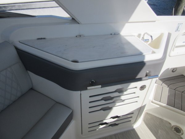 Used 2022  powered Sea Ray Boat for sale